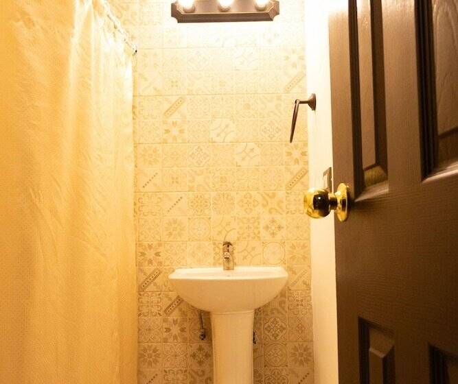 اتاق استاندارد سه نفره, Lar Antiqua