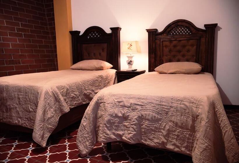 اتاق استاندارد سه نفره, Lar Antiqua