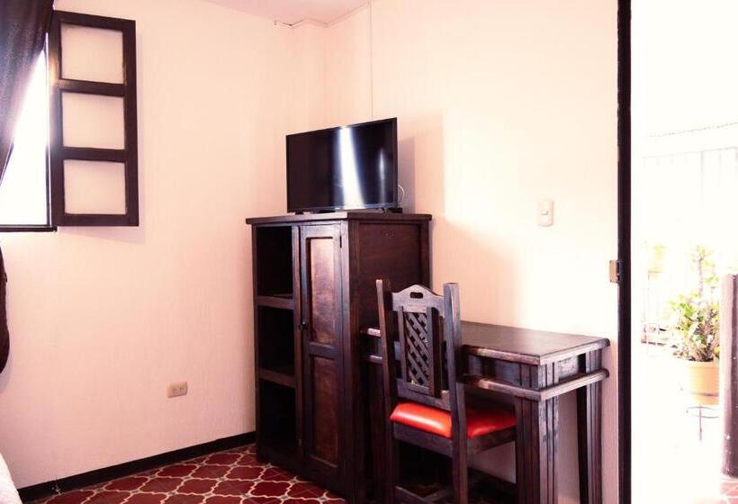 اتاق استاندارد سه نفره, Lar Antiqua