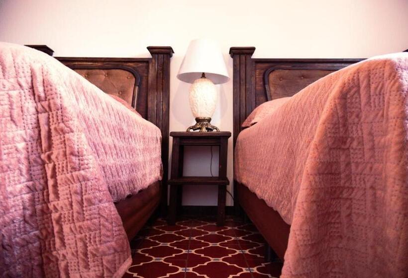 اتاق استاندارد سه نفره, Lar Antiqua