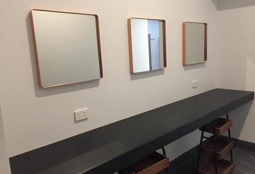 共用房间的床, Pod Inn