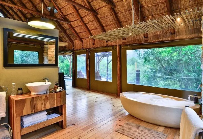 Superior Tent, Shamwari Bayethe