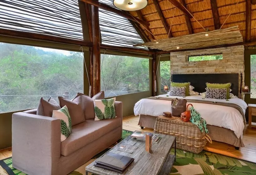Superior Tent, Shamwari Bayethe