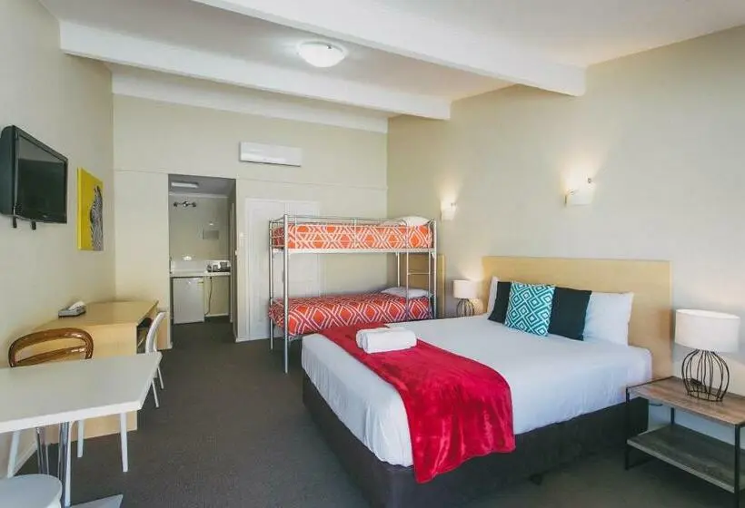 استودیوی لوکس, Six Degrees Motel