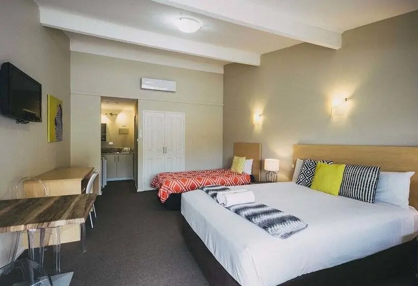 استودیوی استاندارد, Six Degrees Motel