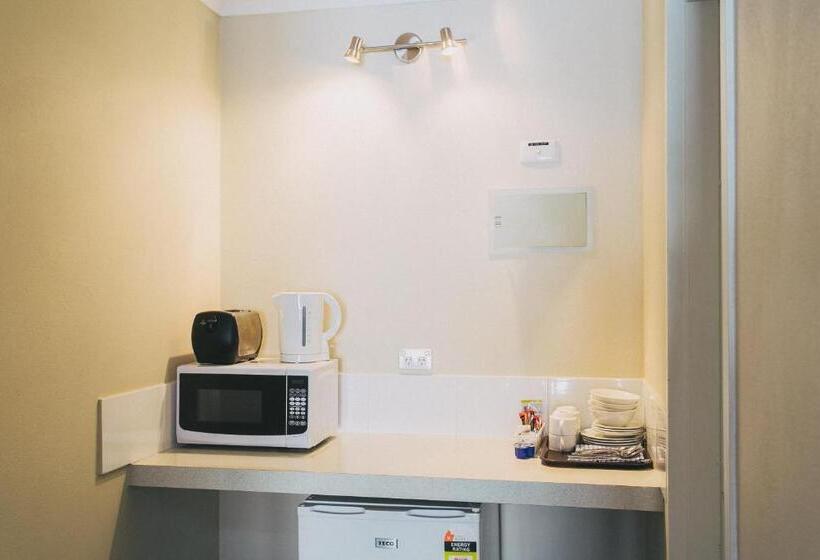 סטודיו דלוקס, Six Degrees Motel