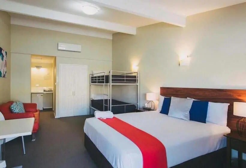 استودیوی لوکس, Six Degrees Motel