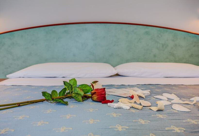 اتاق استاندارد چهار تخته با چشم‌انداز دریا, Olympia