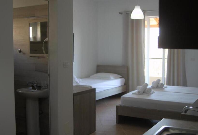 Habitació Triple Estàndard amb Balcó, Vila Gjoni