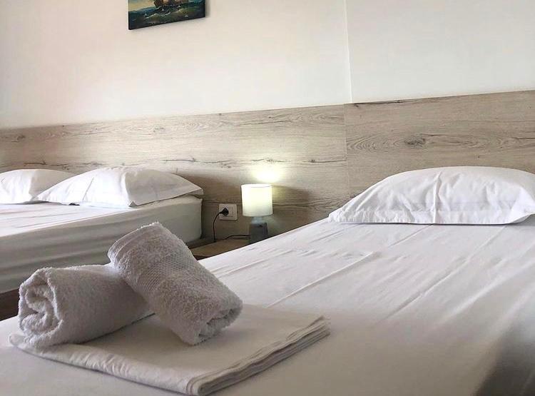 Habitació Triple Estàndard amb Balcó, Vila Gjoni