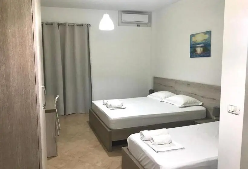 اتاق استاندارد سه تخته با بالکن, Vila Gjoni