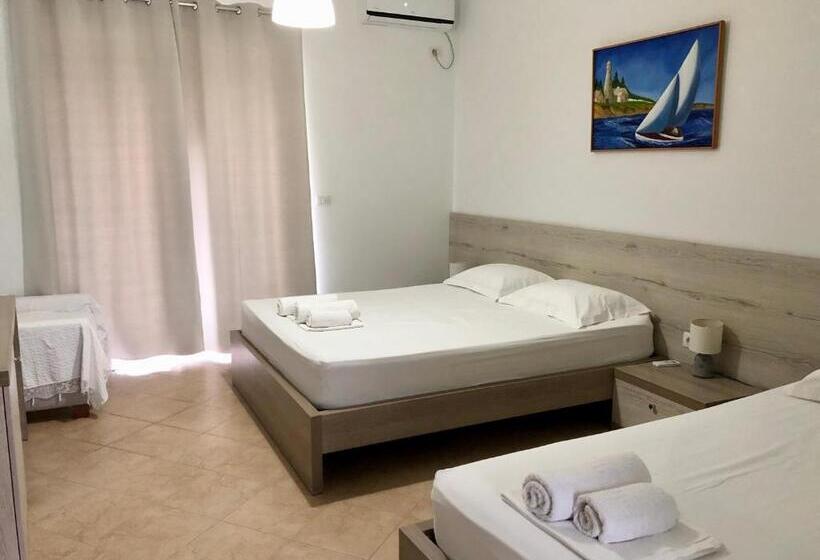 Habitació Triple Estàndard amb Balcó, Vila Gjoni