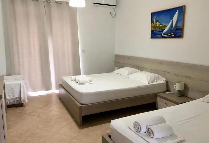 اتاق استاندارد سه تخته با بالکن, Vila Gjoni