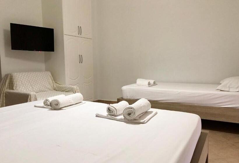 Habitació Triple Estàndard amb Balcó, Vila Gjoni