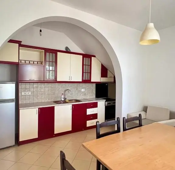 آپارتمان 1 خوابه با چشم‌انداز باغ, Vila Gjoni