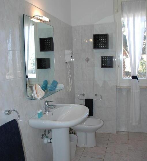 דירת חדר בקומת קרקע, Ville Paola E Daniela