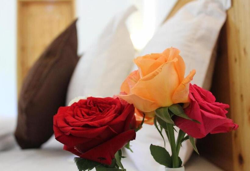 اتاق لوکس, Marys Cottages