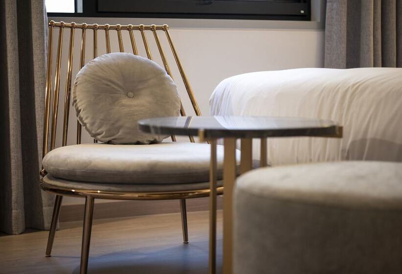 اتاق لوکس با بالکن, Yeonsan Hound