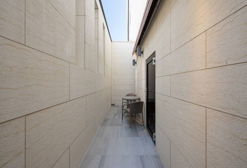 اتاق لوکس با بالکن, Yeonsan Hound