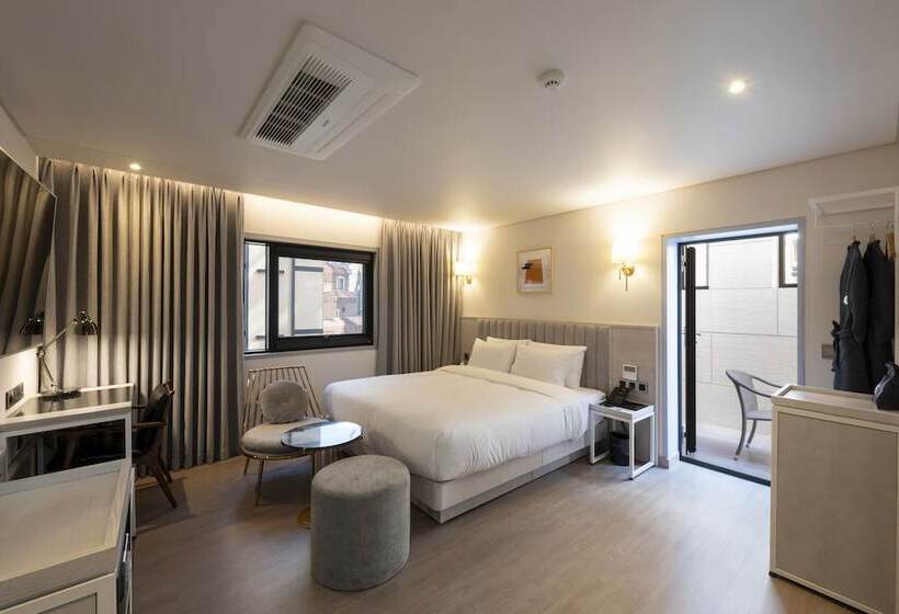 اتاق لوکس با بالکن, Yeonsan Hound