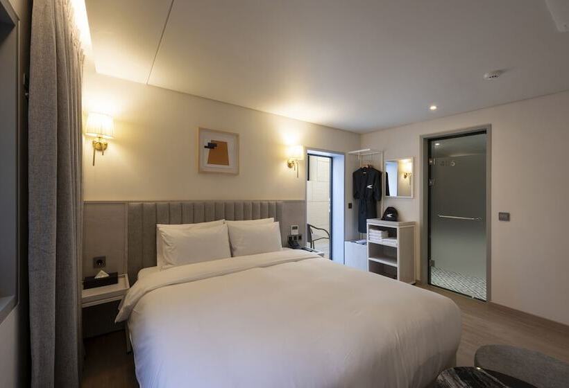 اتاق لوکس با بالکن, Yeonsan Hound