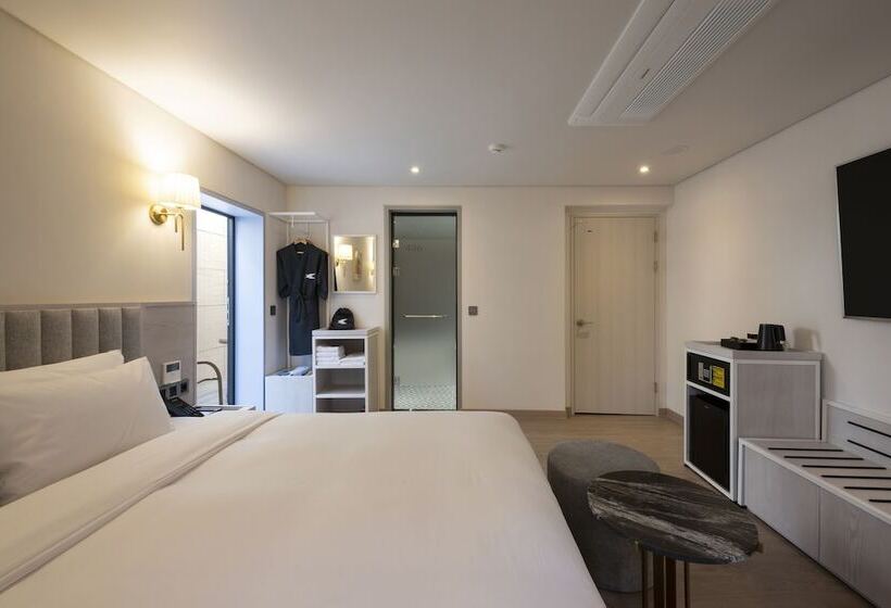 اتاق لوکس با بالکن, Yeonsan Hound