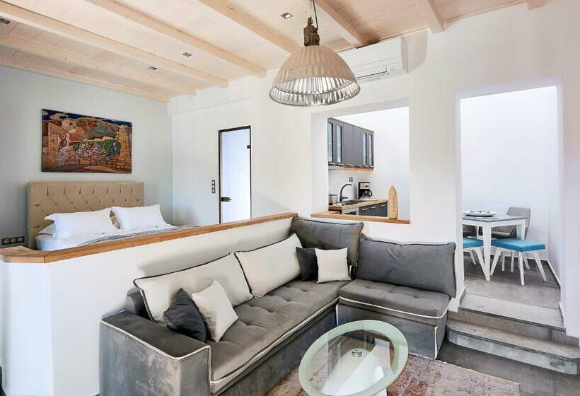 带海景的复工套房, Emgard Suites Kythnos