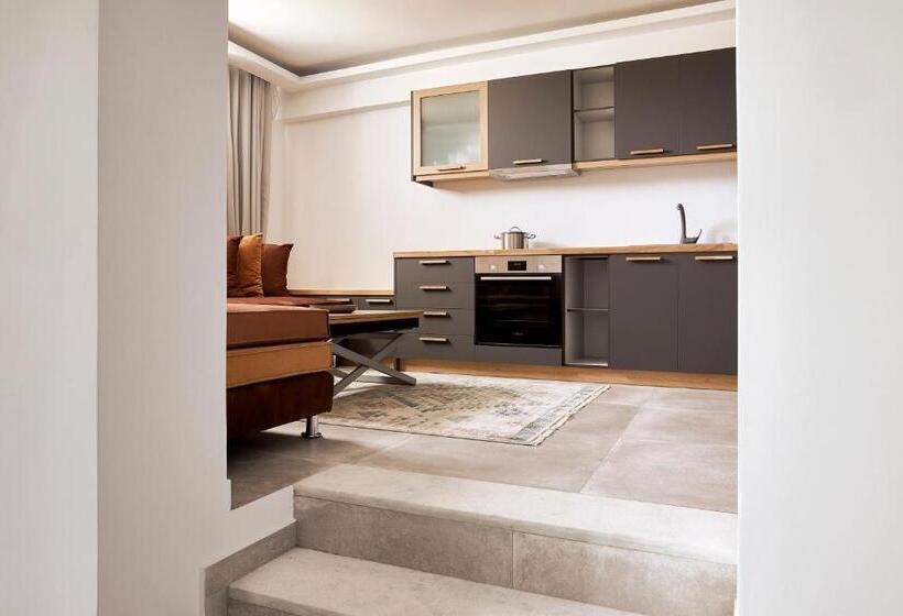 套房配有游泳池, Emgard Suites Kythnos