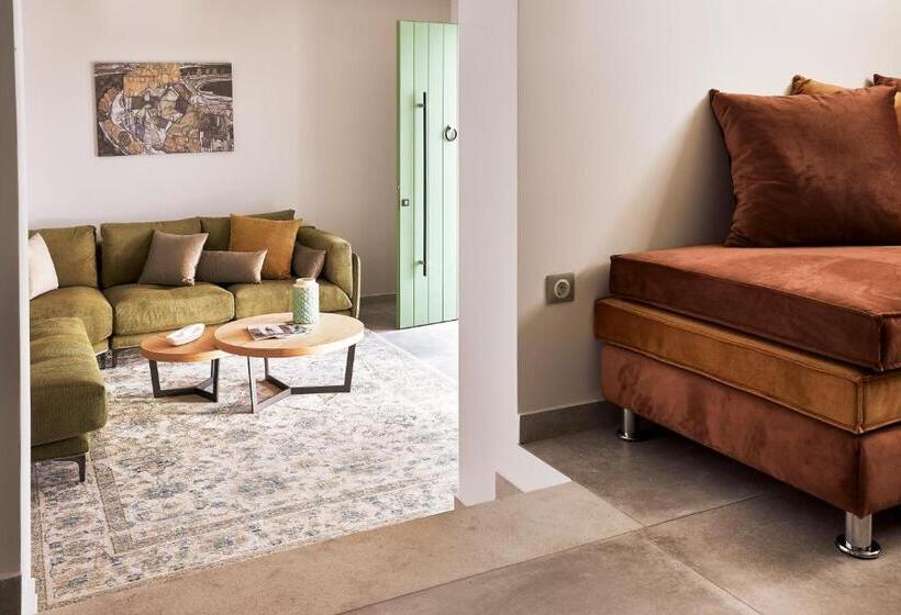 带按摩浴盆的套房, Emgard Suites Kythnos