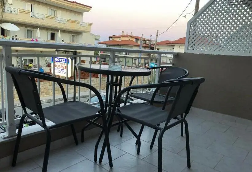 اتاق استاندارد, Brother's House