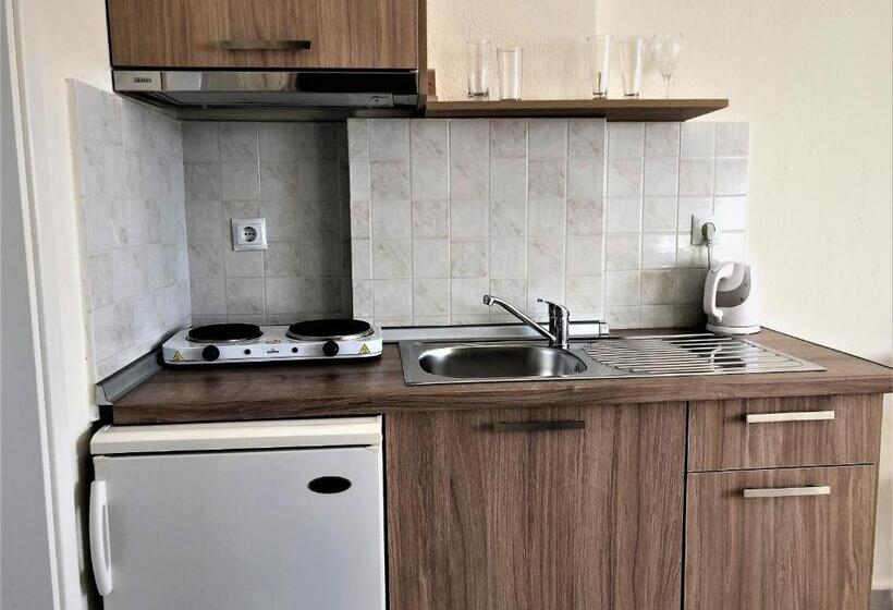 Номер Стандарт, Brother's House