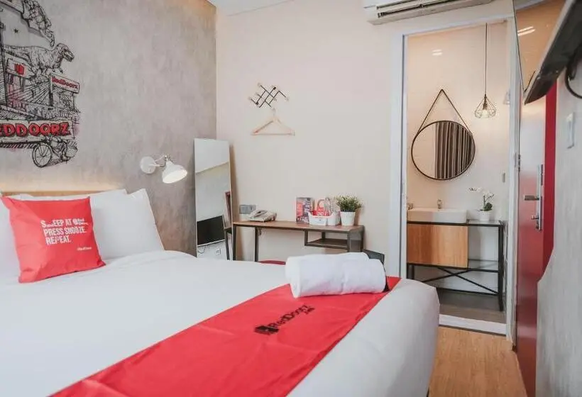 Deluxe Room, Reddoorz Plus @ Thamrin