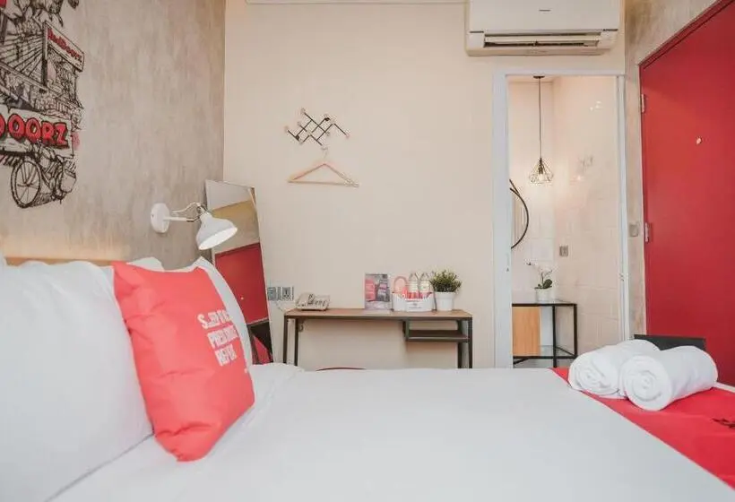 Deluxe Room, Reddoorz Plus @ Thamrin