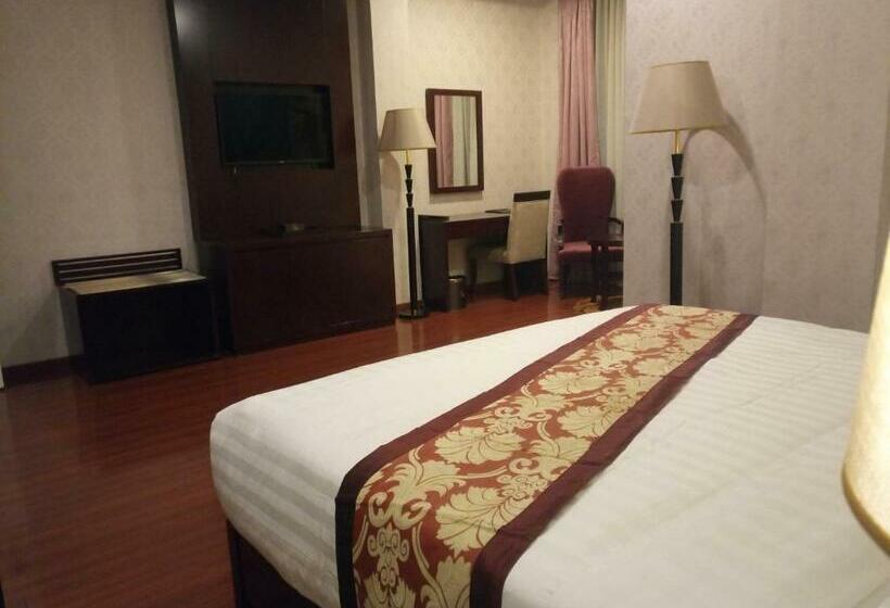 سوییت جونیور لوکس, Sherar Addis