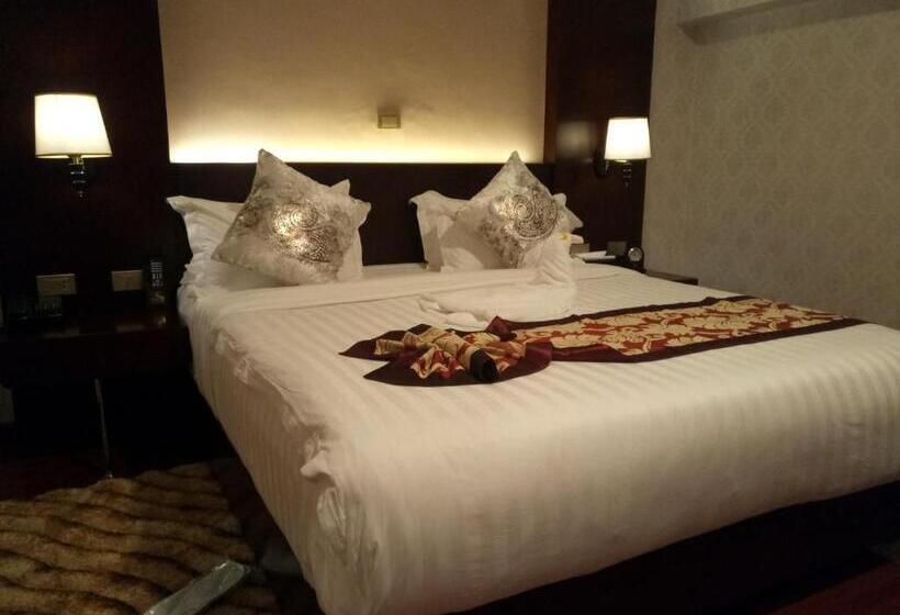 سوییت جونیور لوکس, Sherar Addis