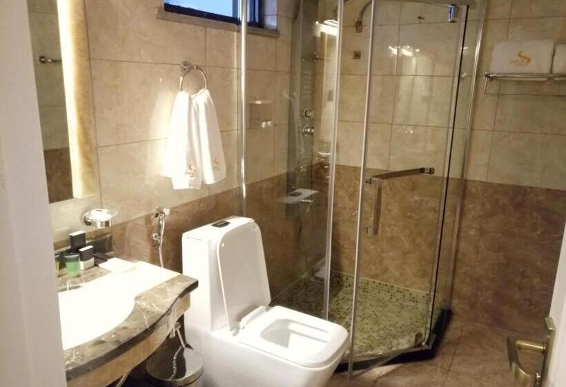 سوییت جونیور لوکس, Sherar Addis