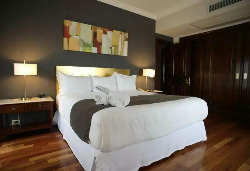 キングサイズベッドのスイートルーム, Radisson Montevideo Victoria Plaza