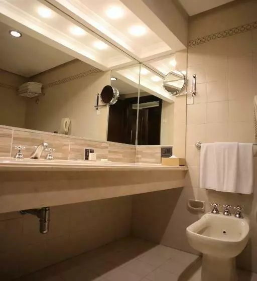 キングサイズベッドのスイートルーム, Radisson Montevideo Victoria Plaza