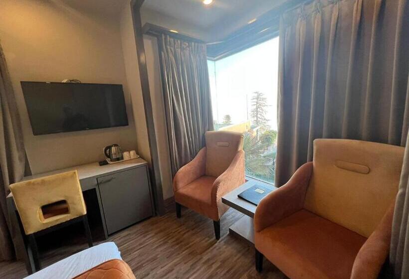 キングサイズベッドのスーペリアルーム, Comfort Inn Silver Arch Hotel, Mussoorie