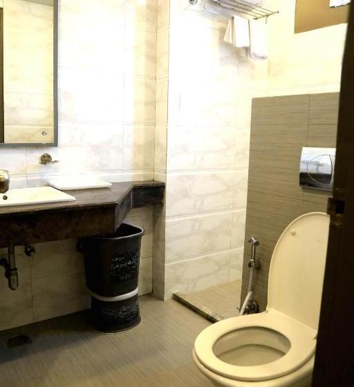 キングサイズベッドのスーペリアルーム, Comfort Inn Silver Arch Hotel, Mussoorie