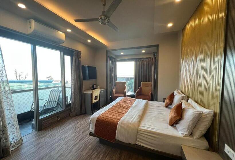 キングサイズベッドのスーペリアルーム, Comfort Inn Silver Arch Hotel, Mussoorie