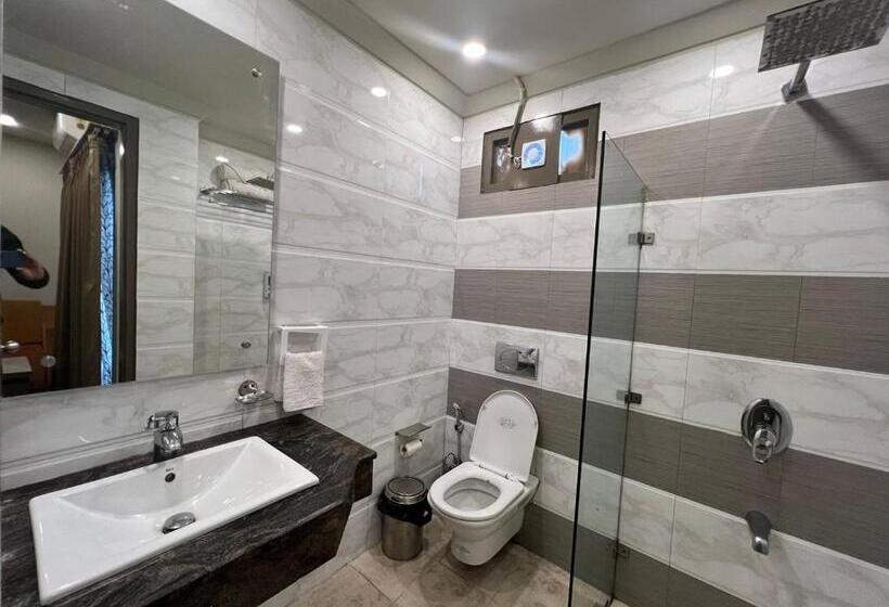 キングサイズベッドのスタンダードルーム, Comfort Inn Silver Arch Hotel, Mussoorie