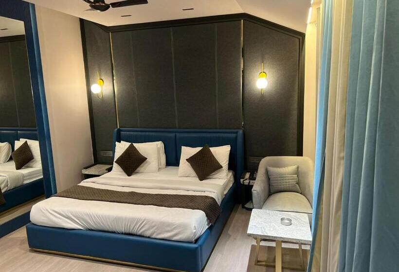 キングサイズベッドのスタンダードルーム, Comfort Inn Silver Arch Hotel, Mussoorie