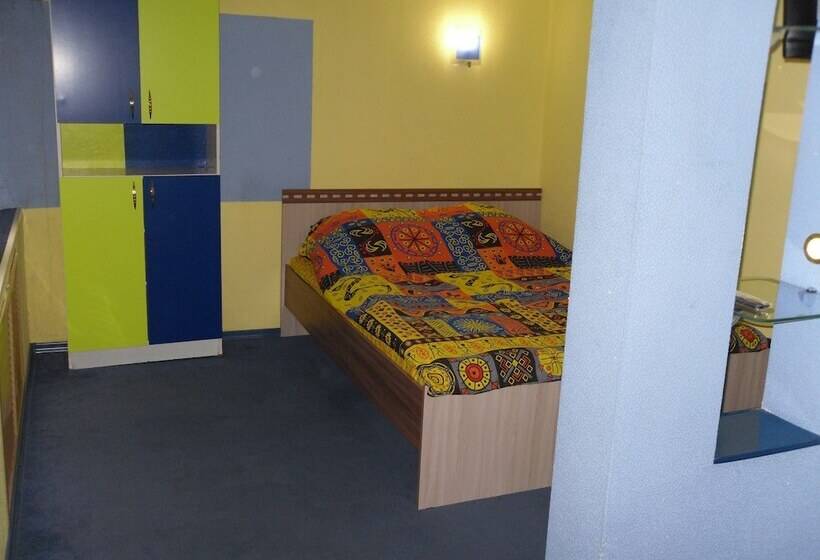 اتاق سوپریور, Hostel Profit