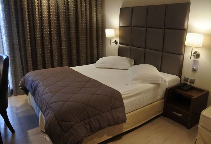 Quarto Triplo Estandar, Konaki