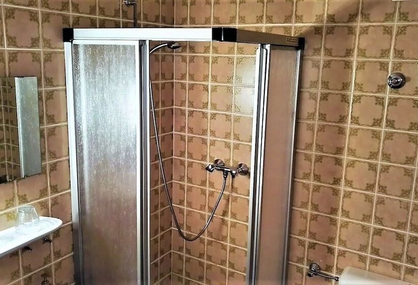 اتاق استاندارد چهارنفره با چشم‌انداز باغ, Penzion Sumavacek