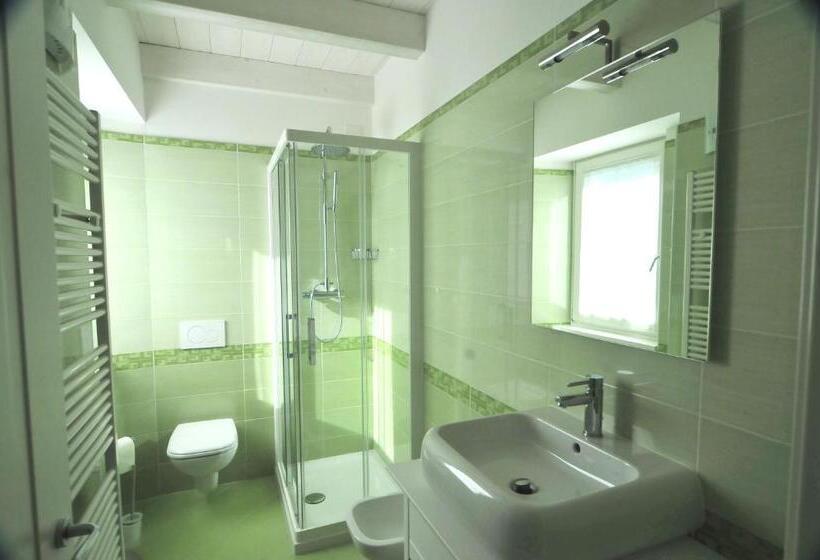 جناح جونيور, Villa Carolina