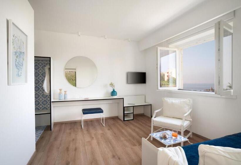 سوییت جونیور, Domo 20 Hotel & Rooftop