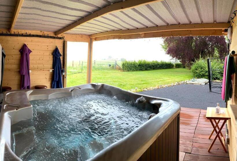 バスタブ付きスタンダードルーム, Le Chateau De Frankie Spas Saunas