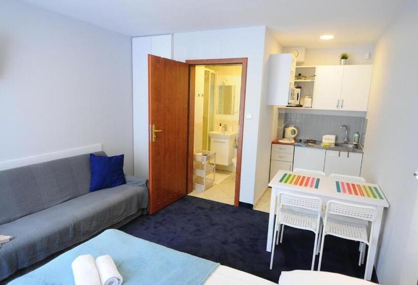 סטודיו דלוקס, Pensjonat Magnolie